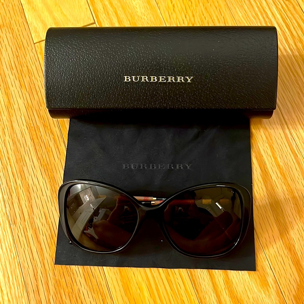 BURBERRY SUNGLASSES BRAND NEW